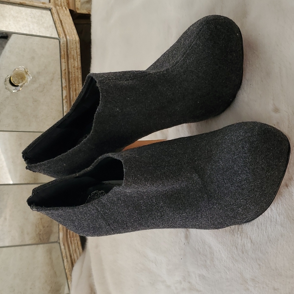 Vince Camuto  Gray Wool Shoes Size 7
